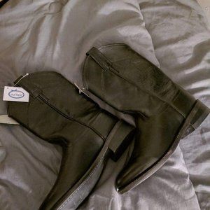 Women's cowgirl boots size 6